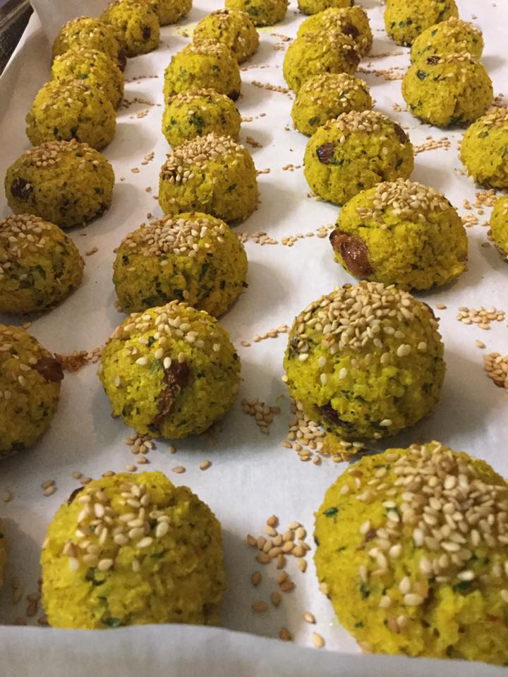 Crocchette di miglio con verdure e peperoni in crema aromatica di zucchine.