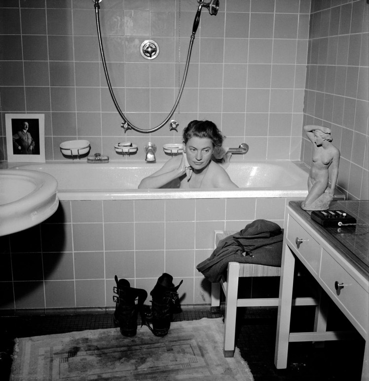 lee-miller-in-hitlers-bathtub-web